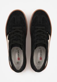 Born2be - Czarne Zamszowe Sneakersy w Stylu Klasycznych Tenisówek ze Skórzaną Wkładką Riosera. Okazja: na co dzień. Kolor: czarny. Materiał: zamsz, skóra #4