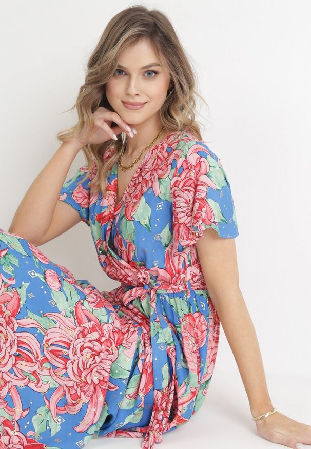 Born2be - Niebiesko-Różowa Kopertowa Sukienka Maxi z Gumką w Pasie w Kwiaty z Wiskozy Aryna. Kolor: niebieski. Materiał: wiskoza. Długość rękawa: krótki rękaw. Wzór: kwiaty. Sezon: lato, wiosna. Typ sukienki: kopertowe. Długość: maxi