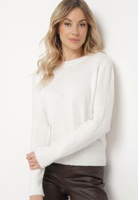 Born2be - Jasnobeżowy Sweter o Klasycznym Kroju Vitilia. Okazja: na spotkanie biznesowe, do pracy, na co dzień. Kolor: beżowy. Materiał: jeans. Długość rękawa: długi rękaw. Długość: długie. Wzór: aplikacja. Styl: klasyczny