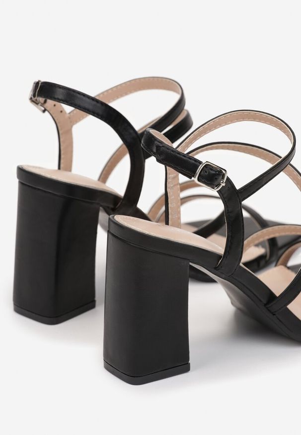 Renee - Czarne Sandały na Słupkowym Obcasie ze Sprzączką i Kwadratowym Noskiem Lejla. Zapięcie: sprzączka. Kolor: czarny. Obcas: na obcasie. Styl: elegancki. Wysokość obcasa: średni