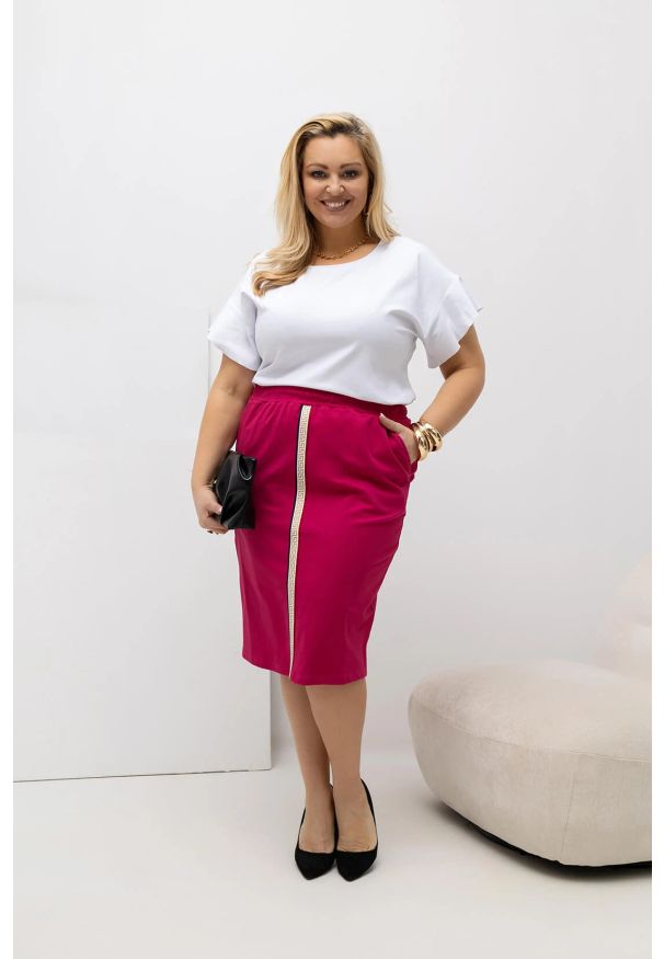 Moda Size Plus Iwanek - Różowa dresowa spódnica Bea na gumce OSTATNIE SZTUKI PLUS SIZE XXL. Kolekcja: plus size. Kolor: różowy. Materiał: dresówka. Długość: do kolan. Wzór: aplikacja. Styl: elegancki