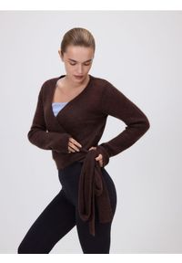 Reserved - Sweter z wełną - ciemnobrązowy. Kolor: brązowy. Materiał: wełna