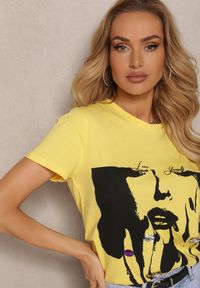 Renee - Żółty T-shirt z Bawełny Ozdobiony Nadrukiem i Cyrkoniami Chinelia. Okazja: na co dzień. Kolor: żółty. Materiał: bawełna. Wzór: nadruk, aplikacja. Styl: casual, elegancki