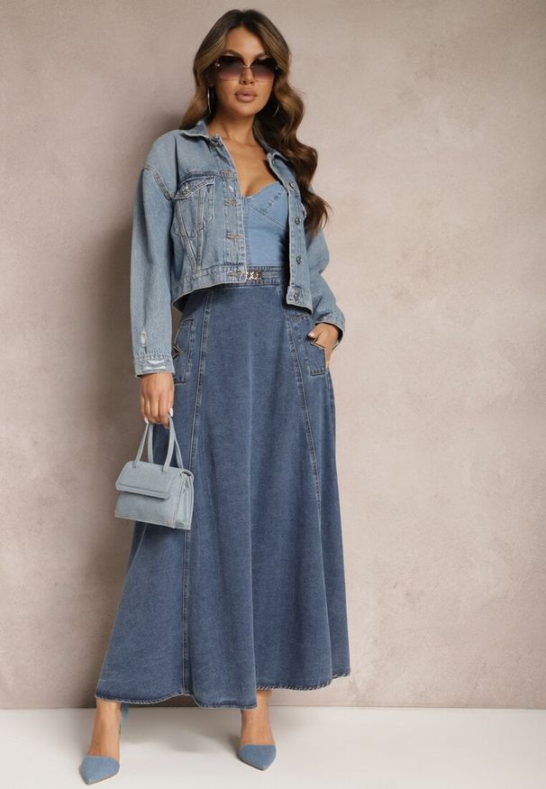 Renee - Niebieska Bawełniana Spódnica Maxi Rozkloszowana z Jeansu z Ozdobnym Łańcuszkiem Viralle. Kolor: niebieski. Materiał: jeans, bawełna. Sezon: lato. Styl: boho, elegancki