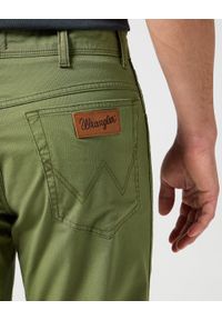 Wrangler - WRANGLER MĘSKIE SPODNIE MATERIAŁOWE TEXAS DUSTY OLIVE 112358215. Materiał: materiał