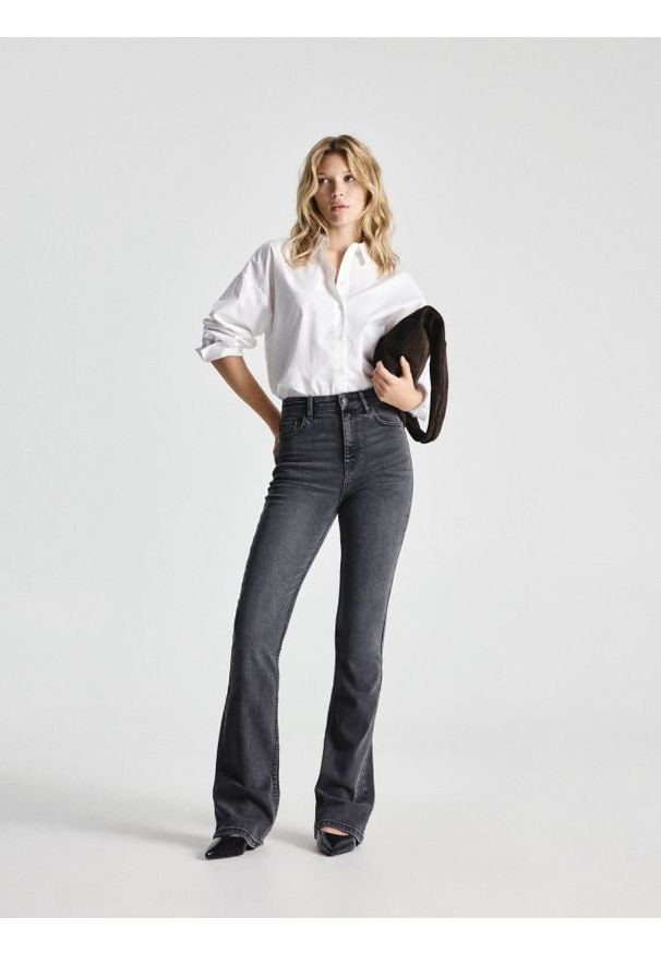 Reserved - Jeansy flare bootcut - szary. Kolor: szary