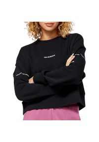 Bluza New Balance WT23517BK - czarna. Kolor: czarny. Materiał: bawełna, tkanina, poliester. Wzór: nadruk. Styl: klasyczny, sportowy #1