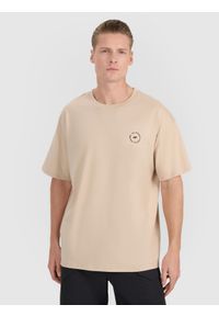 4f - 4F T-shirt oversize z nadrukiem męski - beżowy S. Okazja: na co dzień. Kolor: beżowy. Materiał: tkanina, jersey, bawełna. Długość rękawa: krótki rękaw. Długość: krótkie. Wzór: nadruk. Styl: casual, klasyczny, sportowy #1
