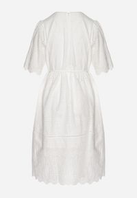 Born2be - Biała Bawełniana Ażurowa Sukienka Ozdobiona Paskiem Zelozi. Okazja: na co dzień. Kolor: biały. Materiał: bawełna. Wzór: aplikacja, ażurowy. Styl: casual, elegancki #6