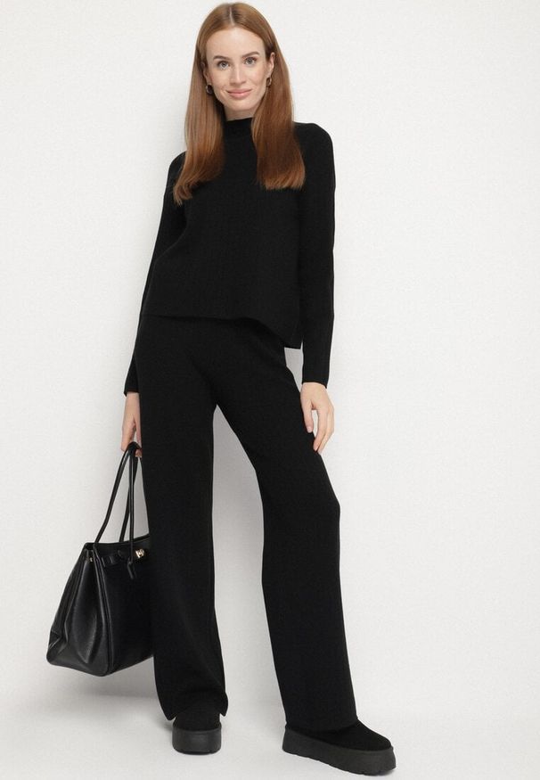Born2be - Czarny Prążkowany Komplet Dzianinowy Szerokie Spodnie i Sweter z Półgolfem Fenitiva. Kolor: czarny. Materiał: prążkowany, dzianina