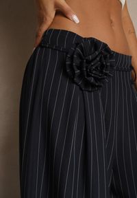 Renee - Granatowe Spodnie Palazzo High Waist Ozdobione Broszką Kwiatem Folassea. Stan: podwyższony. Kolor: niebieski. Wzór: aplikacja, kwiaty #5
