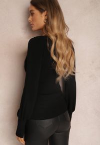 Renee - Czarny Sweter Oranrad. Okazja: na co dzień. Typ kołnierza: dekolt kwadratowy. Kolor: czarny. Materiał: dzianina, prążkowany, jeans. Długość: długie. Styl: klasyczny, casual