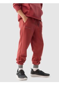 4F JUNIOR - Spodnie dresowe joggery chłopięce - czerwone. Okazja: na co dzień. Kolor: czerwony. Materiał: dresówka. Wzór: napisy, gładki, ze splotem. Styl: casual, sportowy
