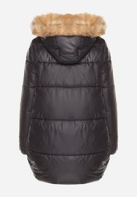 Born2be - Czarna Pikowana Kurtka o Trapezowym Kroju z Kapturem i Odpinanym Futerkiem Deolaine. Okazja: na co dzień. Typ kołnierza: kaptur. Kolor: czarny. Materiał: futro. Długość rękawa: długi rękaw. Długość: długie. Styl: casual, elegancki #3