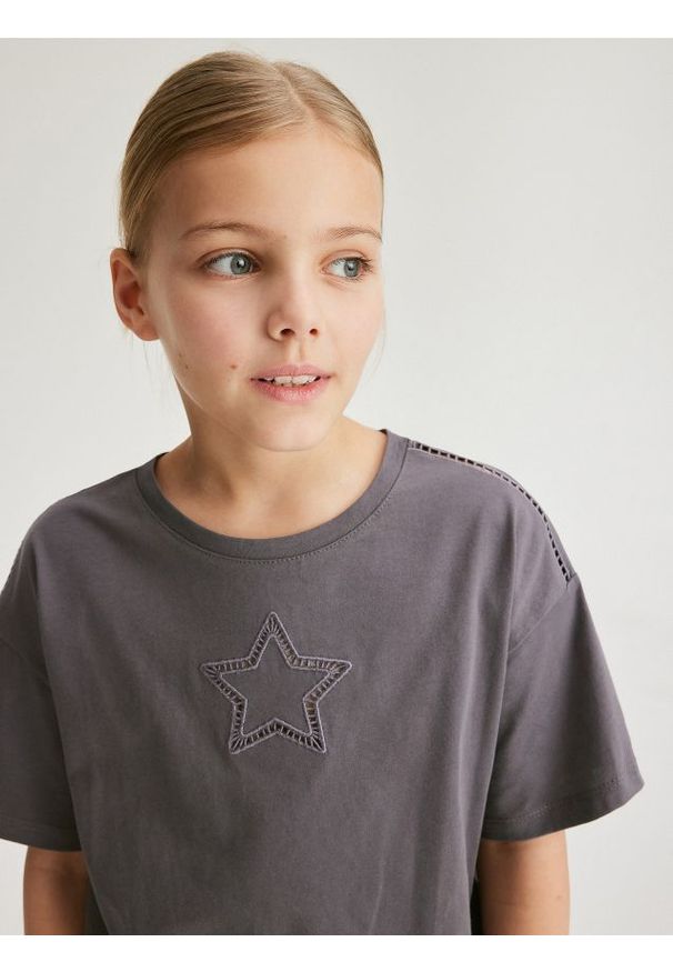 Reserved - Bawełniany t-shirt z przeszyciami - ciemnoszary. Kolor: szary. Materiał: bawełna