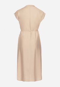 Born2be - Beżowa Wiskozowa Sukienka Pudełkowa z Cienkim Paskiem i Kieszeniami Lumivorae. Okazja: na co dzień. Kolekcja: plus size. Kolor: beżowy. Materiał: wiskoza. Typ sukienki: proste, dla puszystych. Styl: elegancki, casual #2