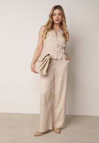 Born2be - Jasnobeżowy Garniturowy Komplet ze Spodniami i Kamizelką z Asymetrycznym Zapięciem Panorea. Kolor: beżowy. Wzór: paski #1