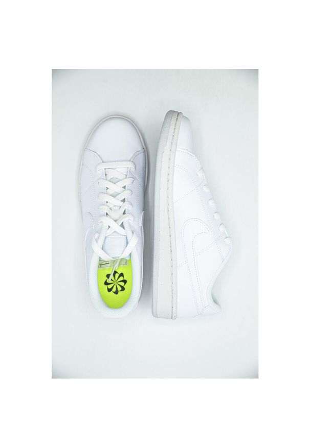 Buty do chodzenia męskie Nike Court Royale 2 NN. Kolor: biały. Materiał: guma, materiał, tkanina, syntetyk. Model: Nike Court. Sport: turystyka piesza