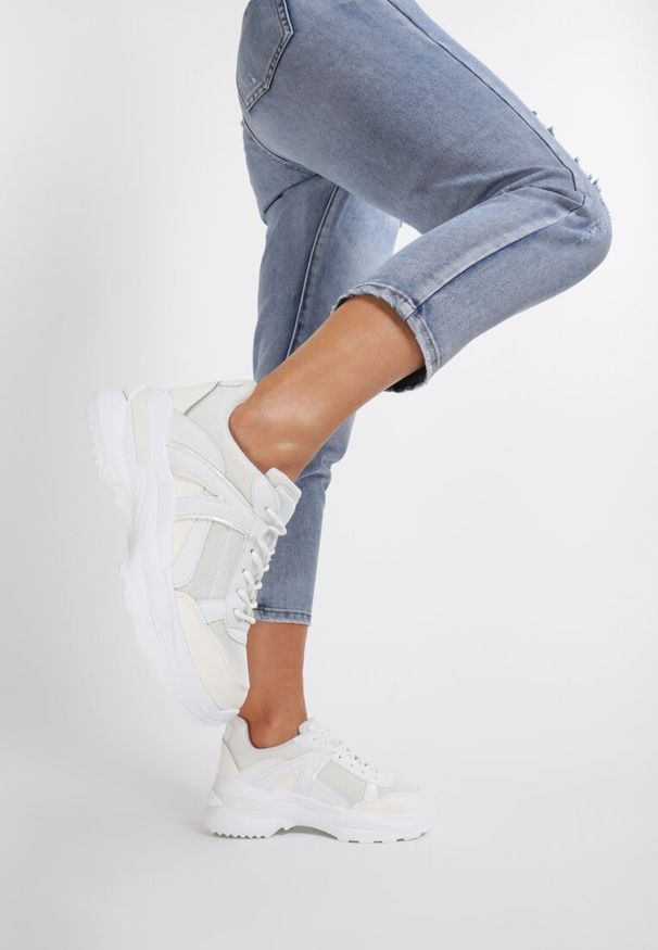 Renee - Białe Sneakersy Hainei. Wysokość cholewki: przed kostkę. Kolor: biały. Materiał: jeans, materiał. Szerokość cholewki: normalna