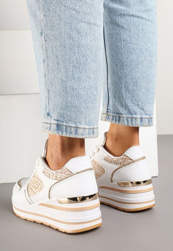 Renee - Białe Sneakersy na Koturnie z Geometrycznym Wzorem i Brokatem Tillineira. Okazja: na co dzień. Zapięcie: sznurówki. Kolor: biały. Materiał: jeans. Wzór: geometria. Obcas: na koturnie