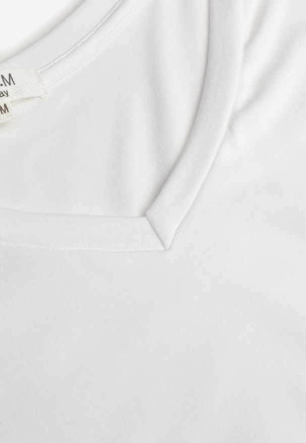 Born2be - Biały T-shirt z Wiskozy z Trójkątnym Dekoltem Achiore. Okazja: na co dzień. Kolor: biały. Materiał: wiskoza. Styl: casual, klasyczny