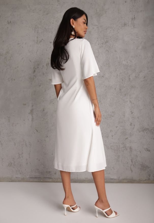 Renee - Biała Zwiewna Sukienka Wieczorowa VICES z Aplikacją 3D w Kształcie Kwiatu Themira. Typ kołnierza: dekolt w kształcie V. Kolor: biały. Wzór: aplikacja, kwiaty. Styl: wizytowy