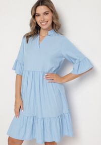 Born2be - Jasnoniebieska Sukienka Rozkloszowana z Wiskozą Ozdobiona Falbanami Eviriane. Okazja: na co dzień. Typ kołnierza: dekolt w serek. Kolor: niebieski. Materiał: wiskoza. Wzór: aplikacja. Typ sukienki: proste. Styl: casual #1