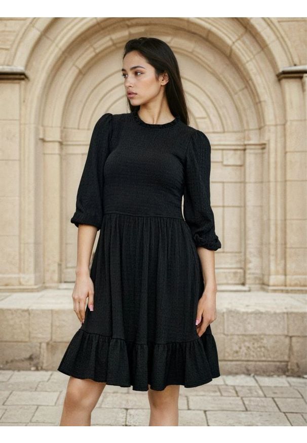 Sinsay - Sukienka z marszczeniami i falbanką - czarny. Kolor: czarny