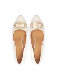 Kazar - Białe czółenka ślubne z dużą biżuteryjną ozdobą. Okazja: na ślub cywilny, na wesele. Kolor: biały. Materiał: tkanina. Wzór: aplikacja. Styl: elegancki, klasyczny #4