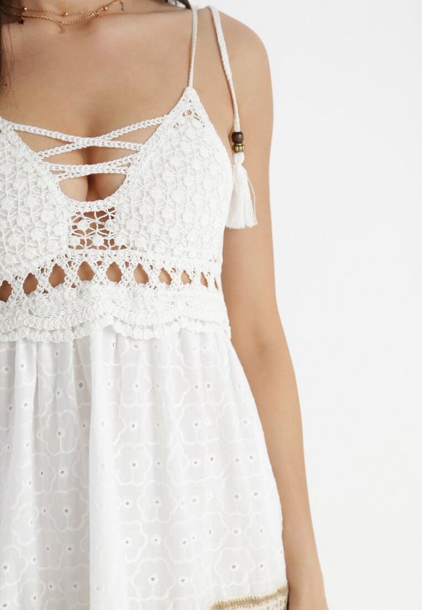 Born2be - Biała Sukienka Chrysis. Kolor: biały. Materiał: bawełna, tkanina, koronka. Długość rękawa: na ramiączkach. Wzór: haft, aplikacja, koronka. Styl: boho. Długość: maxi