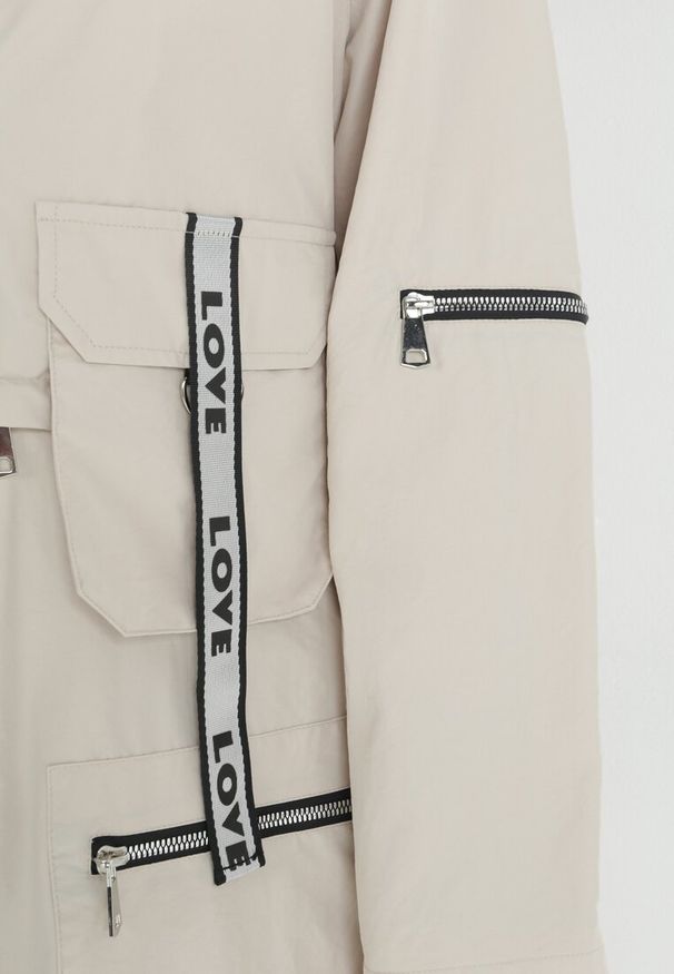 Born2be - Beżowy Płaszcz z Regulowaną Długością i Taśmami z Napisem Emmilou. Kolor: beżowy. Wzór: napisy. Sezon: wiosna, jesień