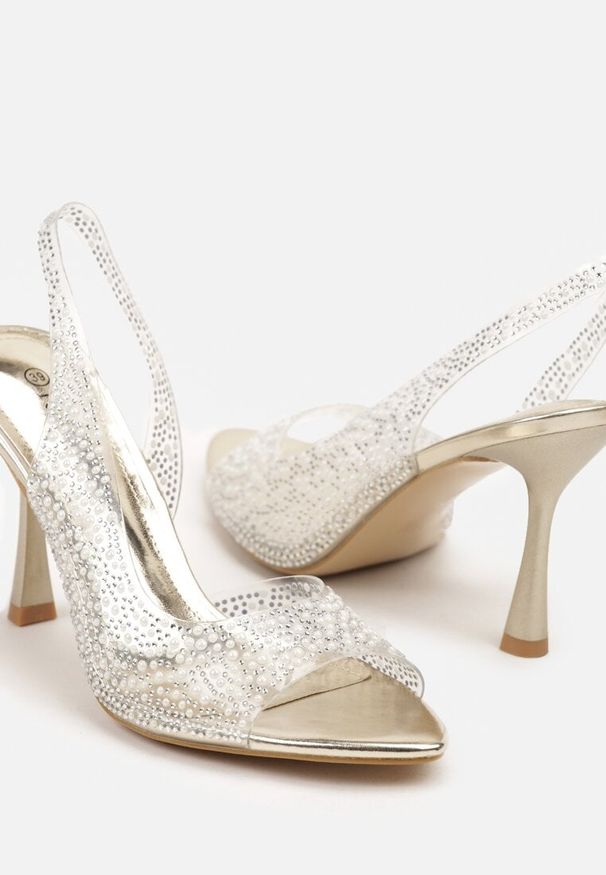 Renee - Złote Przezroczyste Sandały na Szpilce Slingback Ozdobione Cyrkoniami Fodaria. Kolor: złoty. Wzór: aplikacja. Sezon: lato. Obcas: na szpilce. Styl: klasyczny. Wysokość obcasa: średni