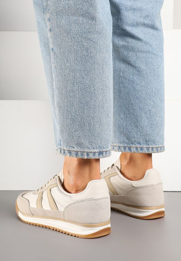 Renee - Beżowe Sneakersy Ozdobione Paskami Nairalina. Okazja: na co dzień. Zapięcie: pasek. Kolor: beżowy. Materiał: jeans. Wzór: aplikacja