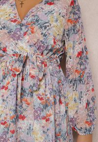 Renee - Jasnofioletowa Sukienka Neraphine. Kolor: fioletowy. Materiał: poliester. Długość rękawa: długi rękaw. Wzór: nadruk, kwiaty. Typ sukienki: kopertowe. Długość: mini #3