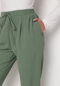 Born2be - Zielone Spodnie z Gumką w Pasie Ściągane Troczkiem i z Kieszeniami Maylai. Kolor: zielony
