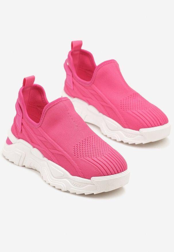 Born2be - Fuksjowe Wsuwane Buty Sportowe Sneakersy z Siateczki z Tłoczeniami Nusellia. Okazja: na co dzień. Zapięcie: bez zapięcia. Kolor: różowy. Materiał: jeans, materiał. Obcas: na płaskiej podeszwie