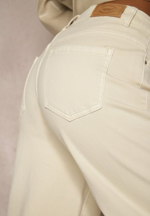 Renee - Jasnobeżowe Jeansy Wide Leg High Waist z Postrzępionymi Krawędziami Brizess. Stan: podwyższony. Kolor: beżowy