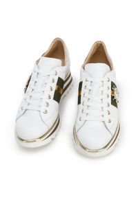 Wittchen - Damskie sneakersy skórzane z owadem biało-zielone. Nosek buta: okrągły. Zapięcie: pasek. Kolor: zielony, biały, wielokolorowy. Materiał: skóra. Wzór: aplikacja, paski. Obcas: na platformie. Sport: wspinaczka #3