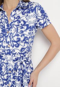 Born2be - Biało-Granatowa Sukienka Midi Koszulowa z Paskiem w Talii w Ornamentalny Print Fiamea. Kolor: biały. Materiał: materiał. Wzór: nadruk. Typ sukienki: koszulowe. Długość: midi #5