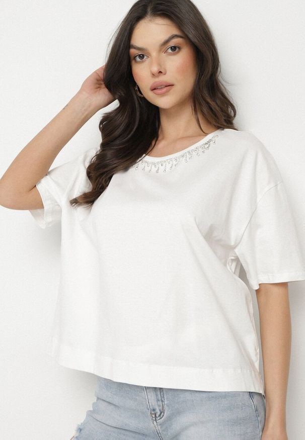 Born2be - Biały Bawełniany T-shirt Ozdobiony Cyrkoniami Fadelis. Okazja: na co dzień, na spotkanie biznesowe. Kolor: biały. Materiał: bawełna. Wzór: aplikacja. Styl: elegancki, biznesowy, casual