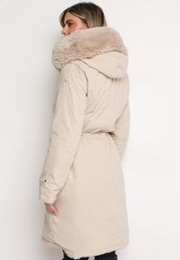 Born2be - Jasnobeżowa Kurtka za Kolano z Kapturem i Ozdobnym Futerkiem Therra. Typ kołnierza: kaptur. Kolor: beżowy. Materiał: futro. Wzór: aplikacja #2