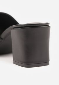 Renee - Czarne Klapki na Słupku z Kwadratowym Noskiem i Elegancką Klamerką Genissa. Okazja: na co dzień. Kolor: czarny. Materiał: len. Obcas: na słupku. Styl: elegancki. Wysokość obcasa: średni #5