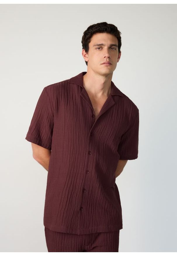 Reserved - Muślinowa koszula regular fit - bordowy. Kolor: czerwony