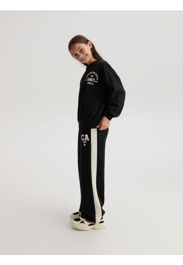Reserved - Spodnie dresowe z lampasami - czarny. Kolor: czarny. Materiał: dresówka