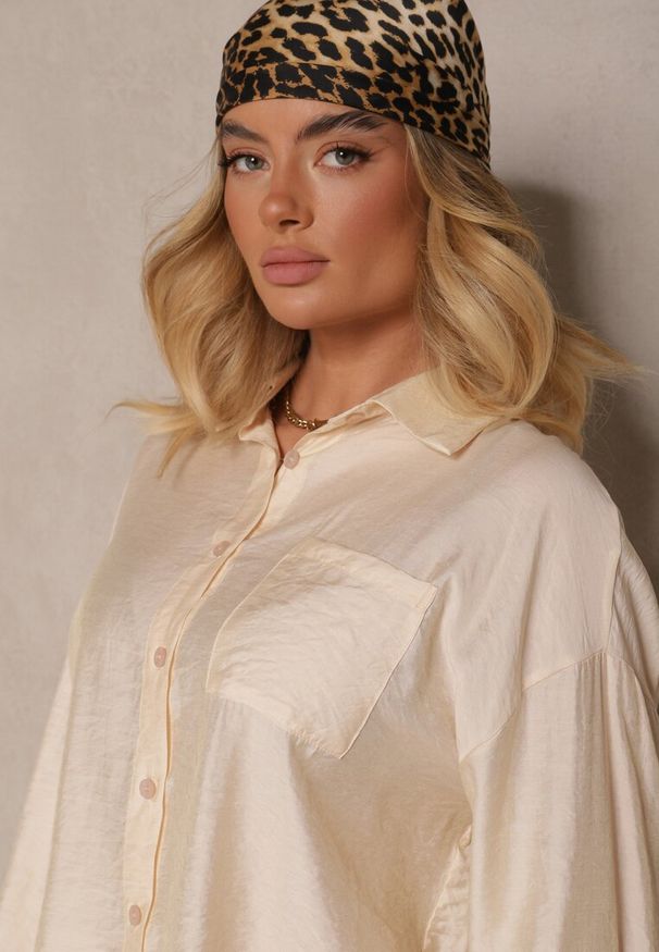 Renee - Jasnobeżowa Koszula Oversize w Klasycznym Stylu z Kieszonką Liozira. Okazja: na spotkanie biznesowe, na co dzień. Typ kołnierza: kołnierzyk klasyczny. Kolor: beżowy. Styl: klasyczny