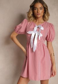 Renee - Czerwona Retro Sukienka w Kratkę Vichy o Rozkloszowanym Kroju z Wiązaniem Temarea. Okazja: na co dzień. Kolor: czerwony. Materiał: jeans. Wzór: kratka. Typ sukienki: rozkloszowane. Styl: retro