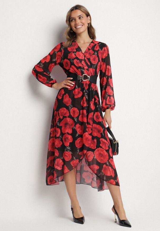 Born2be - Czerwona Kopertowa Sukienka w Kwiaty z Gumką w Talii i Asymetrycznym Dołem Neladi. Okazja: na co dzień, na spotkanie biznesowe. Typ kołnierza: dekolt w kształcie V. Kolor: czerwony. Wzór: kwiaty. Typ sukienki: asymetryczne, kopertowe. Styl: biznesowy, klasyczny, casual, elegancki