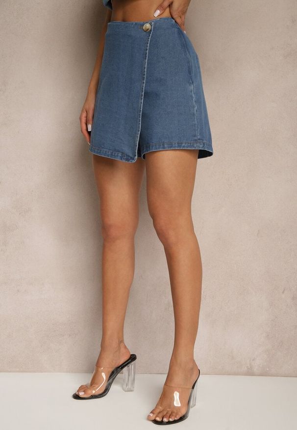 Renee - Niebieskie Jeansowe Spódnico-Szorty z Bawełny o Asymetrycznym Kroju Rinasiela. Okazja: na co dzień. Kolor: niebieski. Materiał: jeans, bawełna. Sezon: wiosna. Styl: casual