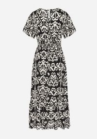 Born2be - Czarna Sukienka z Wiskozy w Abstrakcyjny Wzór Faledira. Okazja: na co dzień. Typ kołnierza: dekolt w serek. Kolor: czarny. Materiał: wiskoza. Długość rękawa: krótki rękaw. Typ sukienki: proste. Styl: klasyczny, casual #4