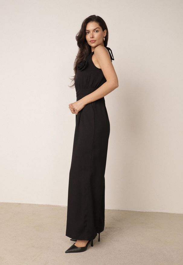 Born2be - Czarny Kombinezon Elegancki z Broszką Różą 3D i Dekoltem Halter Thaelima. Kolor: czarny. Wzór: aplikacja. Styl: elegancki